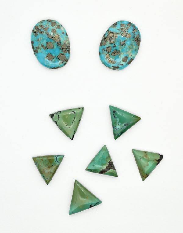 Lotto di 8 turchesi in taglio ovale e fantasia