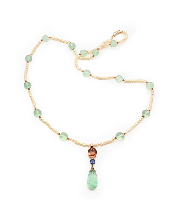 Collana in oro, argento, perle, fluorite, topazio e zaffiro