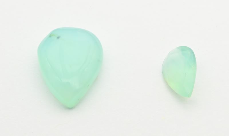 Due opali blu peruviano, taglio goccia, caratura totale 4,70 ct