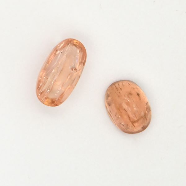 Due topazi in taglio cabochon di forma ovale