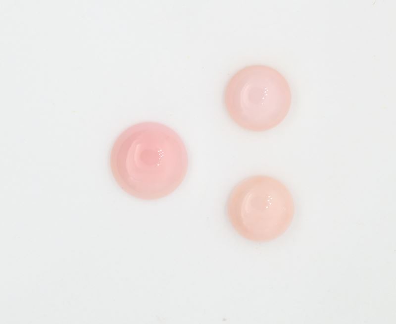 Lotto di 3 opali rosa, cabochon rotondi