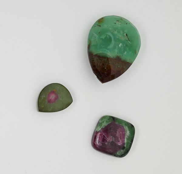 Lotto di 3 zoesite taglio cuscino, goccia e fantasia  - Asta Asta a Tempo - Gemme di Mille Colori - Casa d'Aste Arcadia