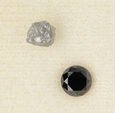 Due diamanti, uno fancy e uno grezzo, ct 1,36 complessivi