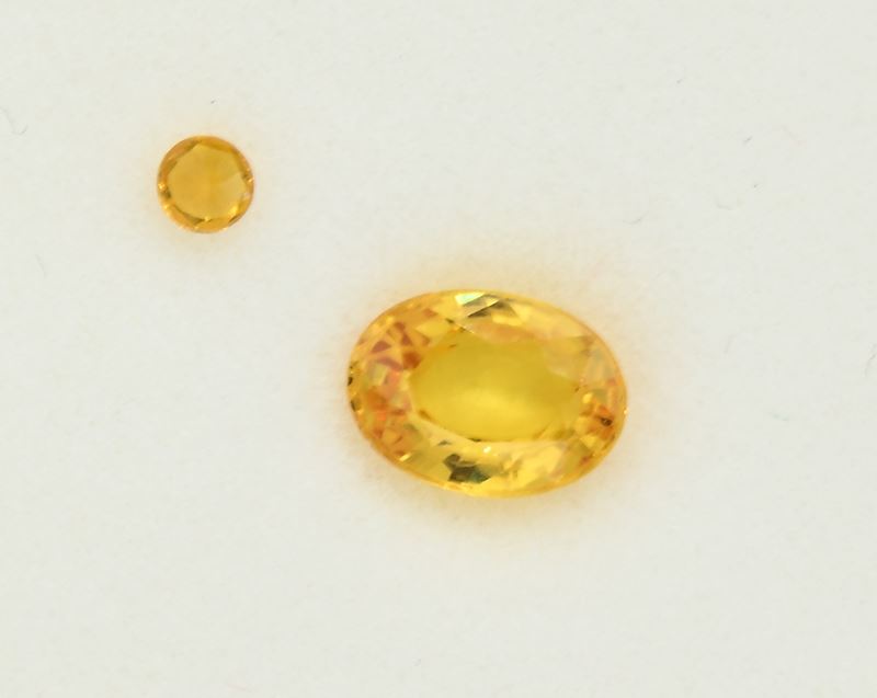 Pietre preziose, Due zaffiri gialli unici in taglio ovale e uno rotondo brillante