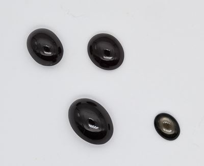 Granati, quattro pietre in taglio cabochon