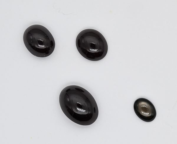 Lotto di 4 granati in taglio cabochon  - Auction Time Auction -  Gems of a Thousand Colors - Casa d'Aste Arcadia