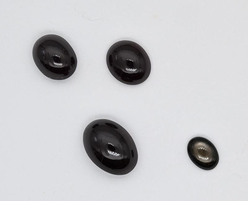 Granati, quattro pietre in taglio cabochon