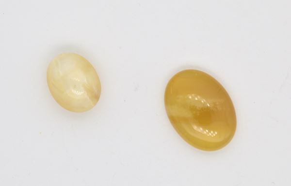 Lotto di 2 opali gialli in taglio cabochon  - Auction Time Auction -  Gems of a Thousand Colors - Casa d'Aste Arcadia