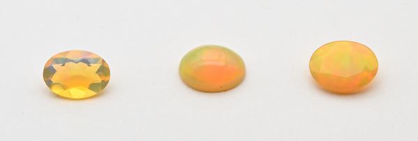 Lotto di 3 opali in taglio cabochon  - Asta Asta a Tempo - Gemme di Mille Colori - Casa d'Aste Arcadia