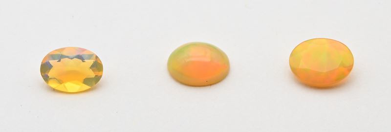 Lotto di 3 opali, taglio cabochon