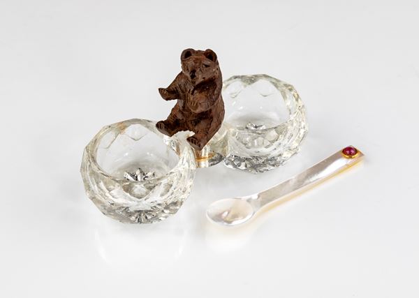 Saliera in cristallo a doppia vaschetta con figura di orso in legno intagliato e cucchiaino in madreperla con gemma cabochon 