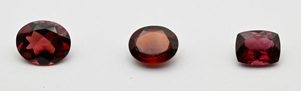 Lotto di 3 granati in taglio ovale e cuscino  - Auction Time Auction -  Gems of a Thousand Colors - Casa d'Aste Arcadia