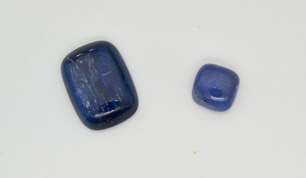 Due cianiti in taglio cabochon cuscino