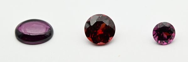 Lotto di 3 granati in taglio tondo e cabochon  - Asta Asta a Tempo - Gemme di Mille Colori - Casa d'Aste Arcadia