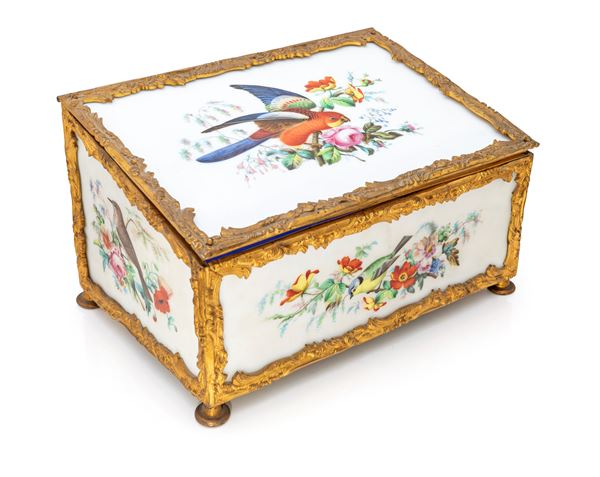 Scrigno in ottone dorato con pannelli in vetro opalino e decorazione dipinta, fine XIX/inizi XX secolo