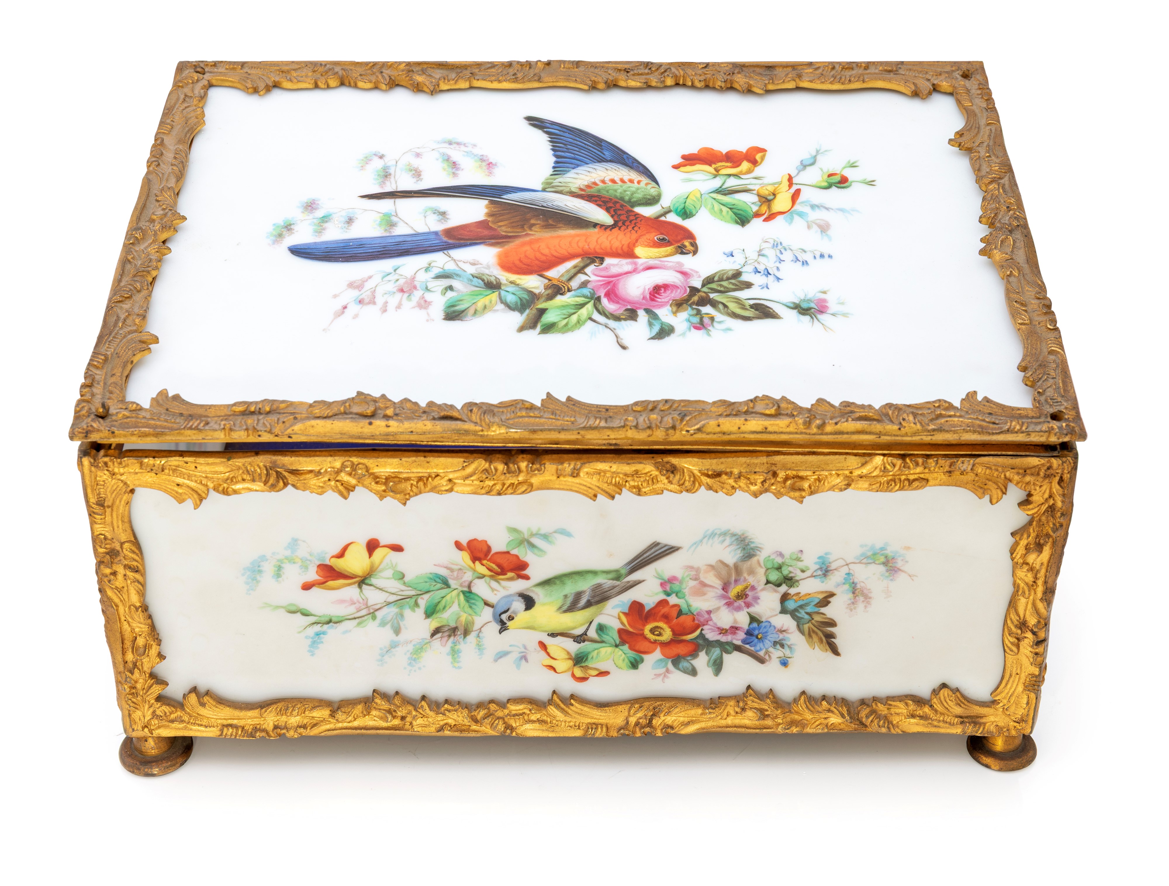 Scrigno in ottone dorato con pannelli in vetro opalino, decorazione dipinta (fine XIX/inizi XX se...