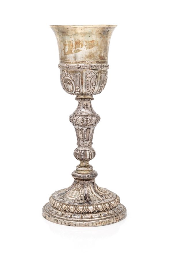 Antico calice liturgico in argento sbalzato