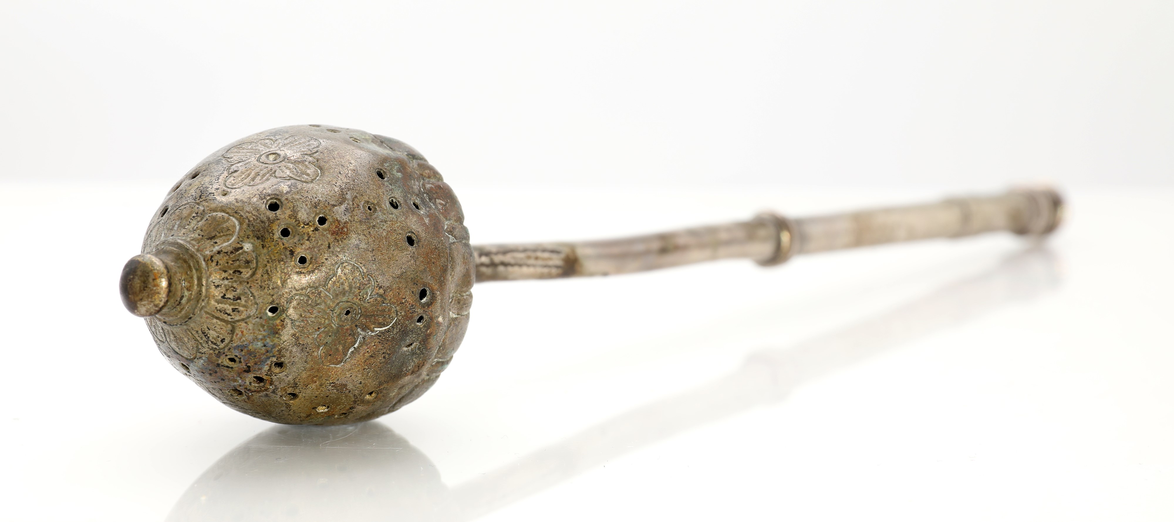 Aspersorio antico, argento e rame, con manico a trottola e sfera a goccia incisa