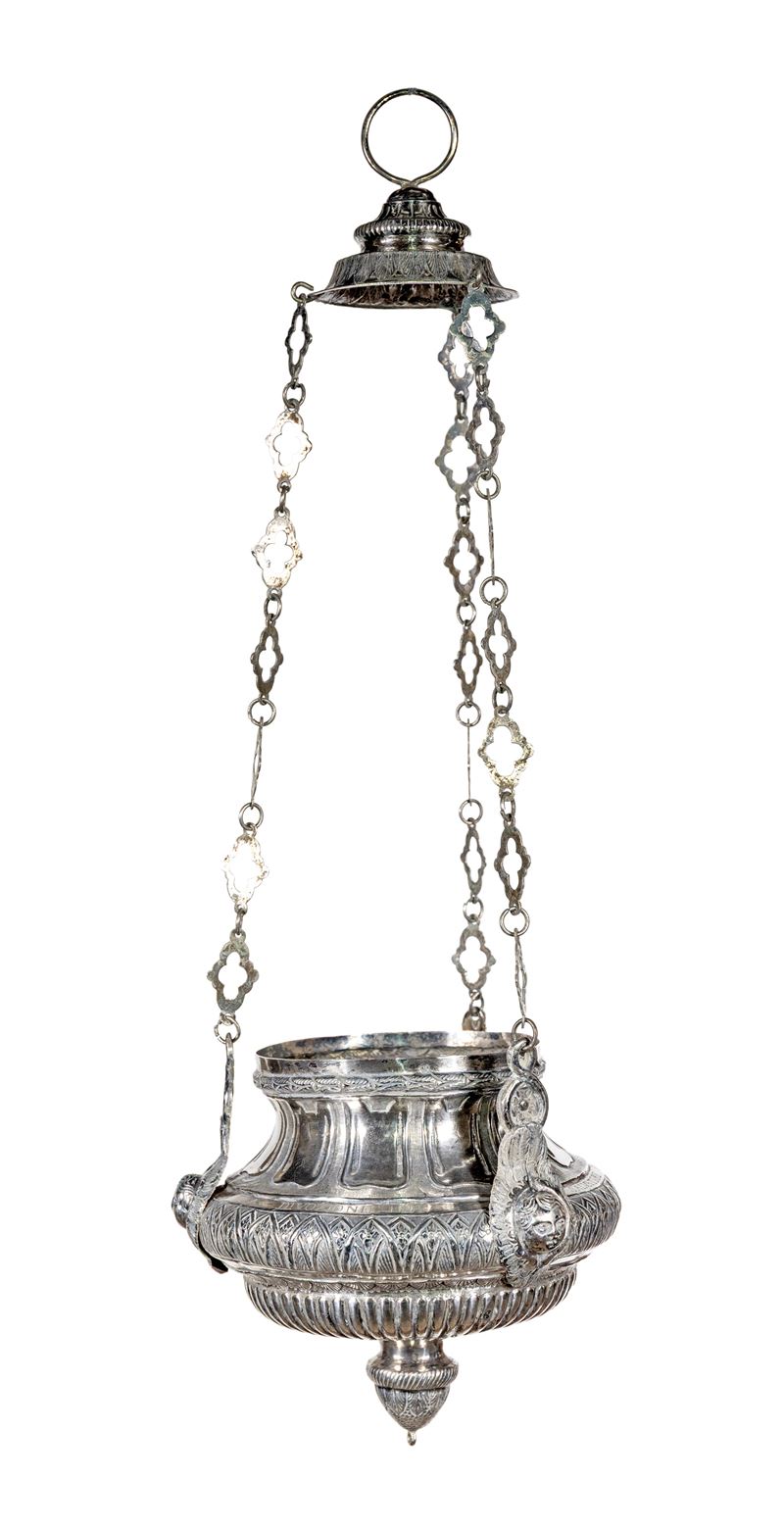 Lampada votiva, argento cesellato e traforato, decoro gotico con archetti e gigli