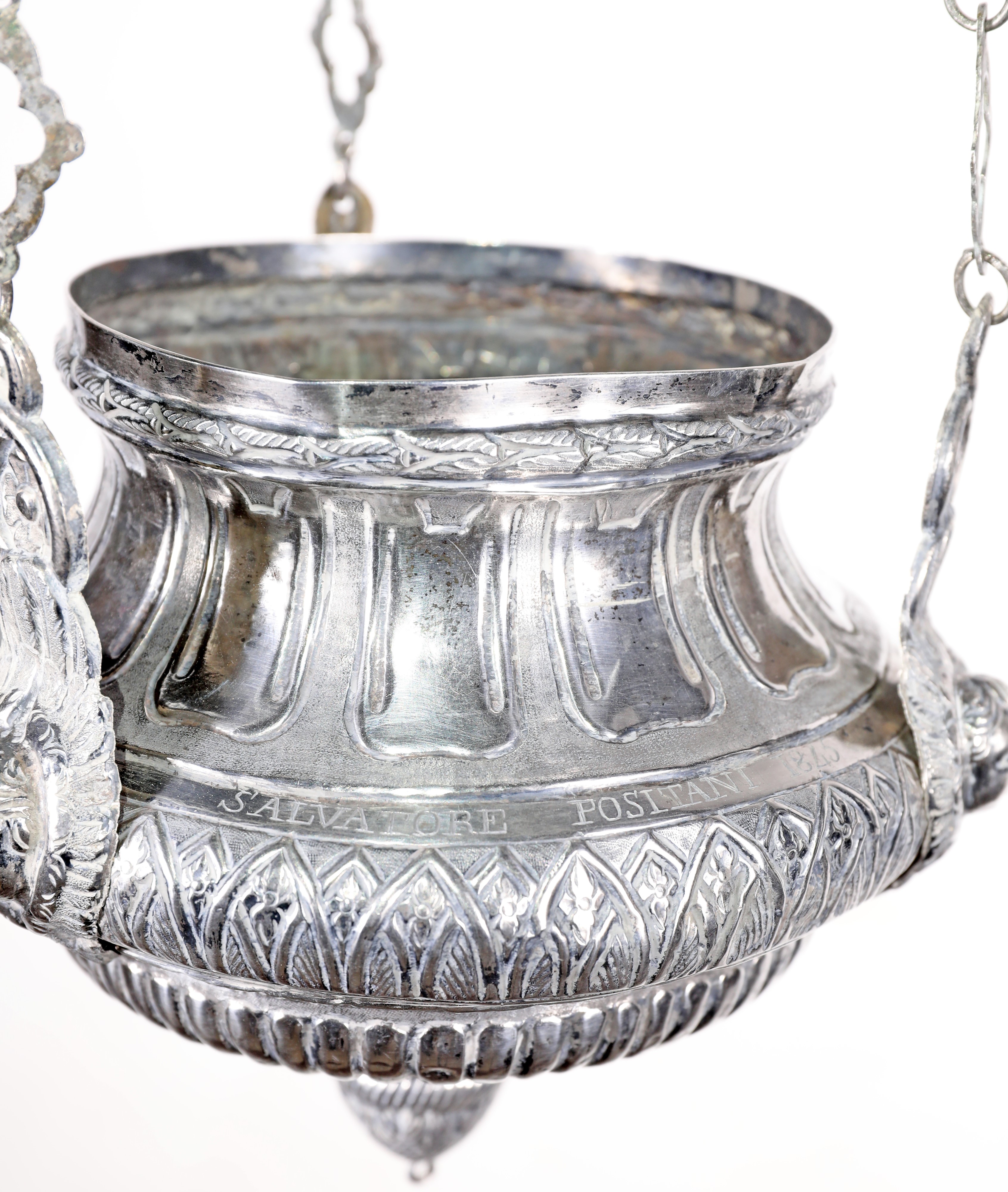 Lampada votiva, argento cesellato e traforato, decoro gotico con archetti e gigli