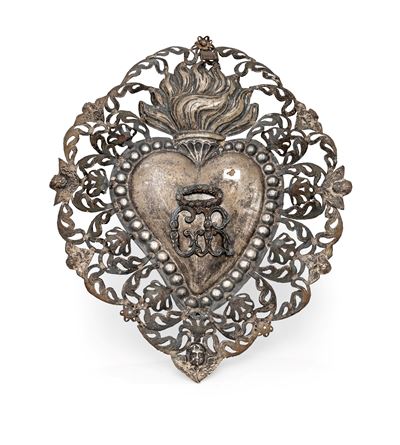Ex voto, lamina d’argento sbalzata e traforata con iniziali “GR” dorate e corona di rose
