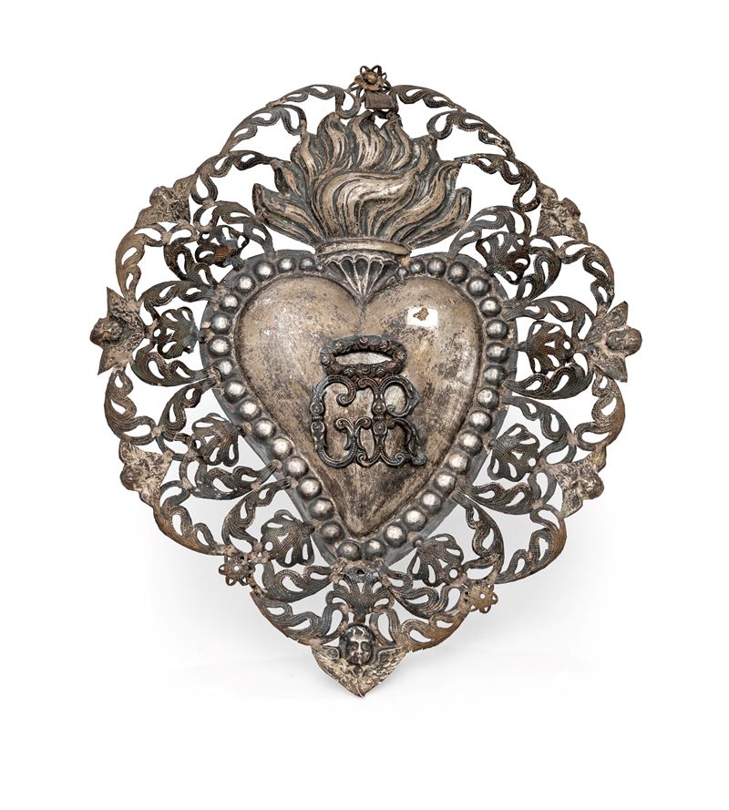 Ex voto, lamina d’argento sbalzata e traforata con iniziali “GR” dorate e corona di rose