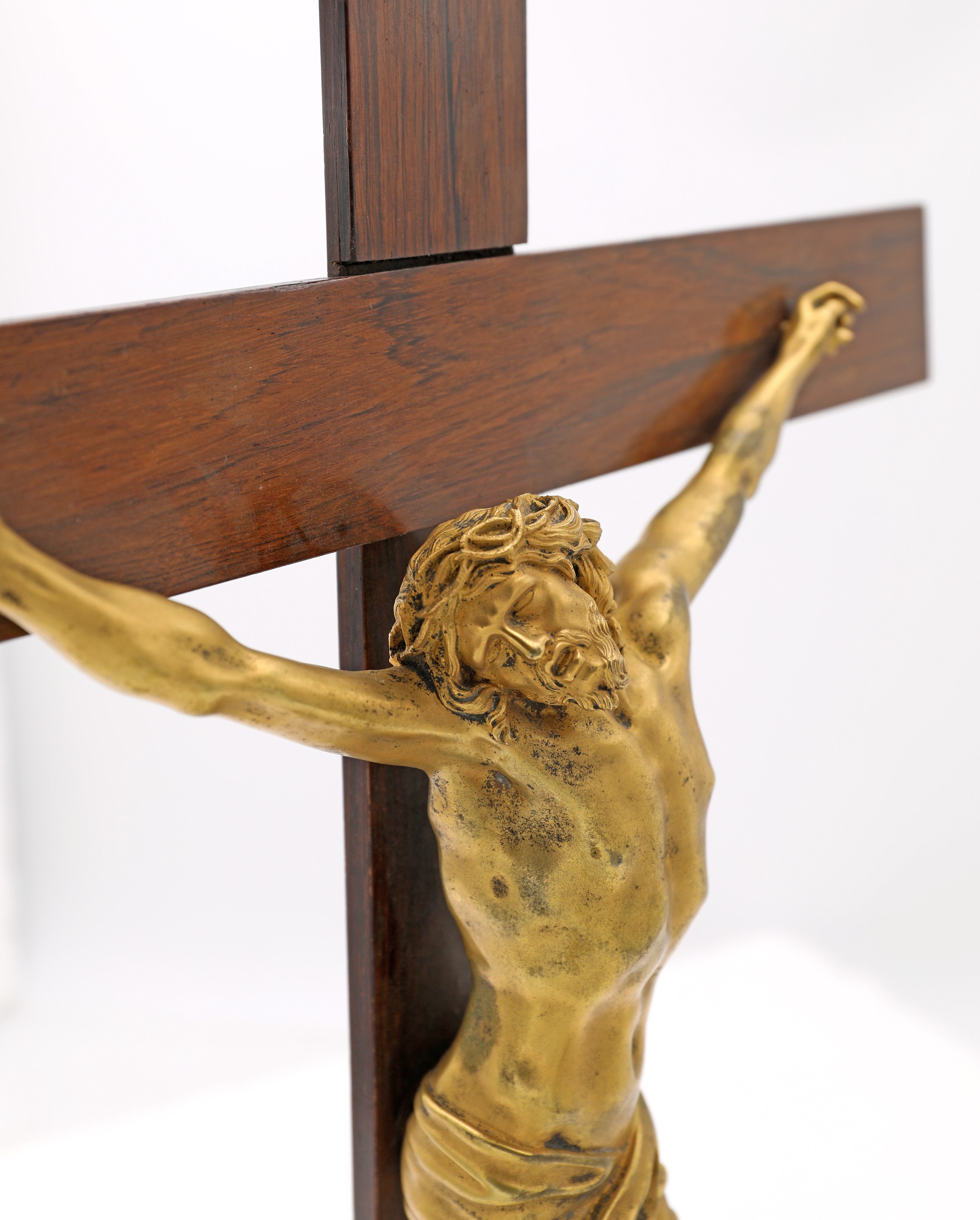 Cristo crocifisso, bronzo dorato su croce in legno, XVIII secolo