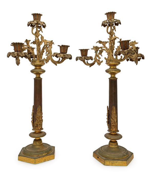 Coppia di candelabri in bronzo patinato e dorato a quattro luci
