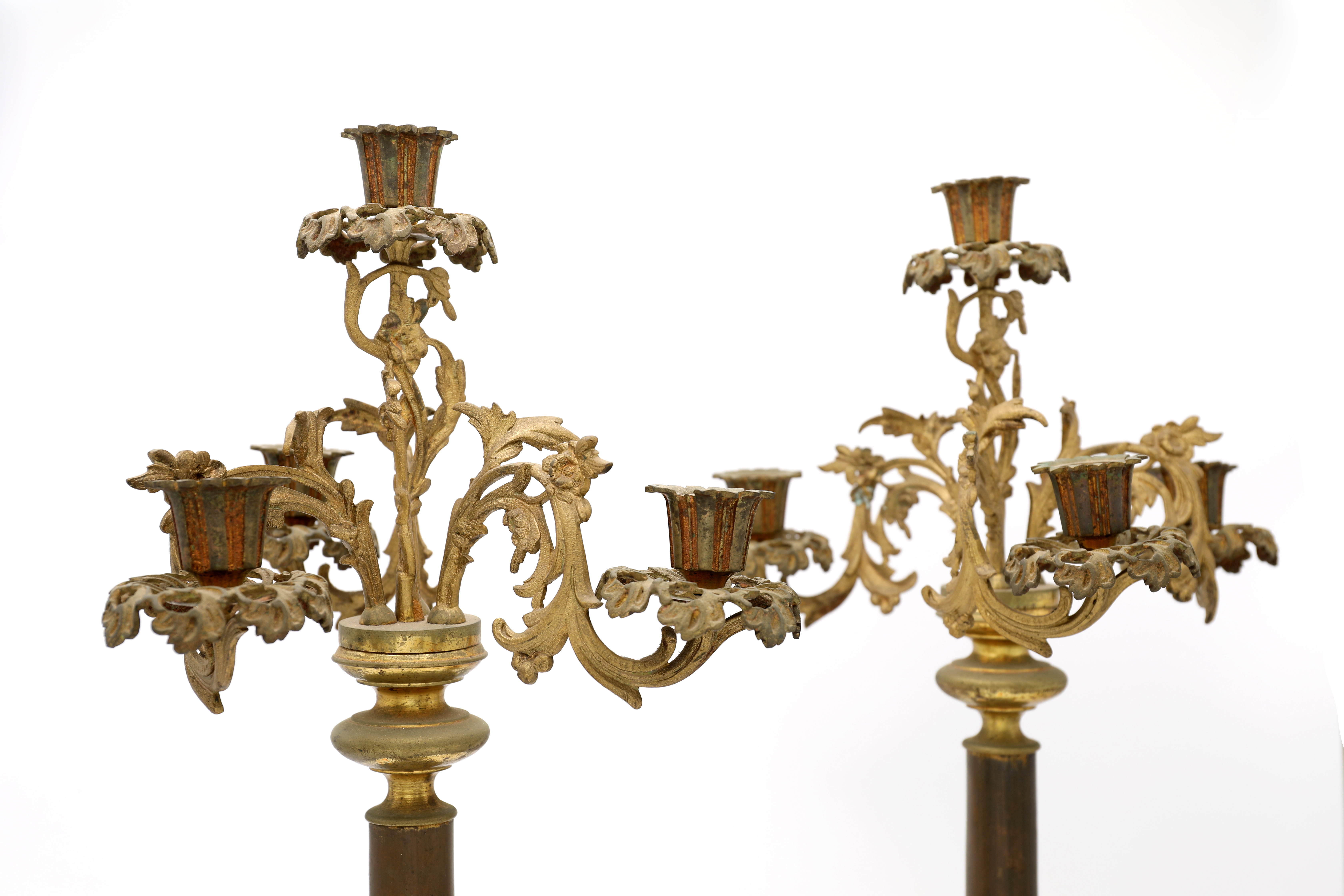 Coppia di candelabri in bronzo patinato e dorato a quattro luci