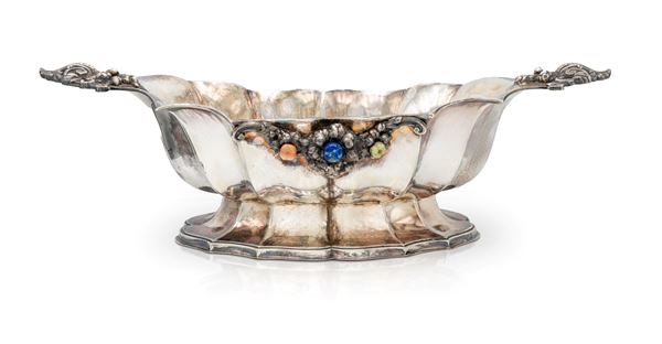 Centrotavola in argento 800/000 con piccole applicazioni in pietra dura