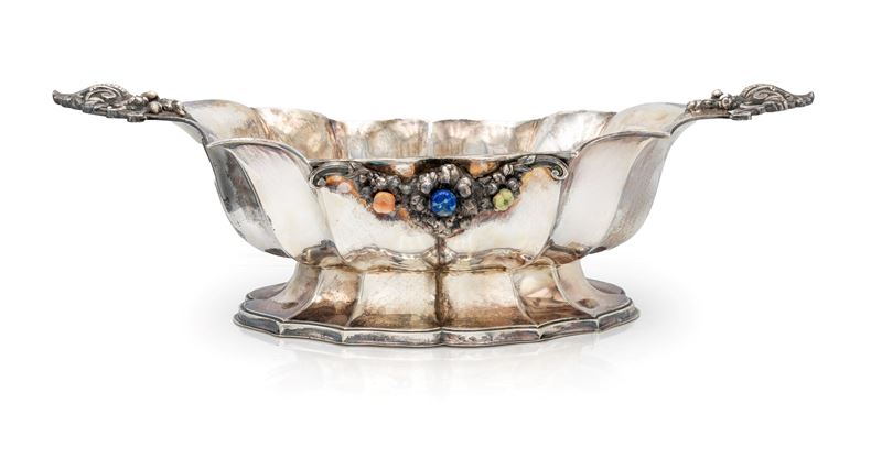 Centrotavola, argento 800/000 con applicazioni in pietra dura e decorazioni a frutta