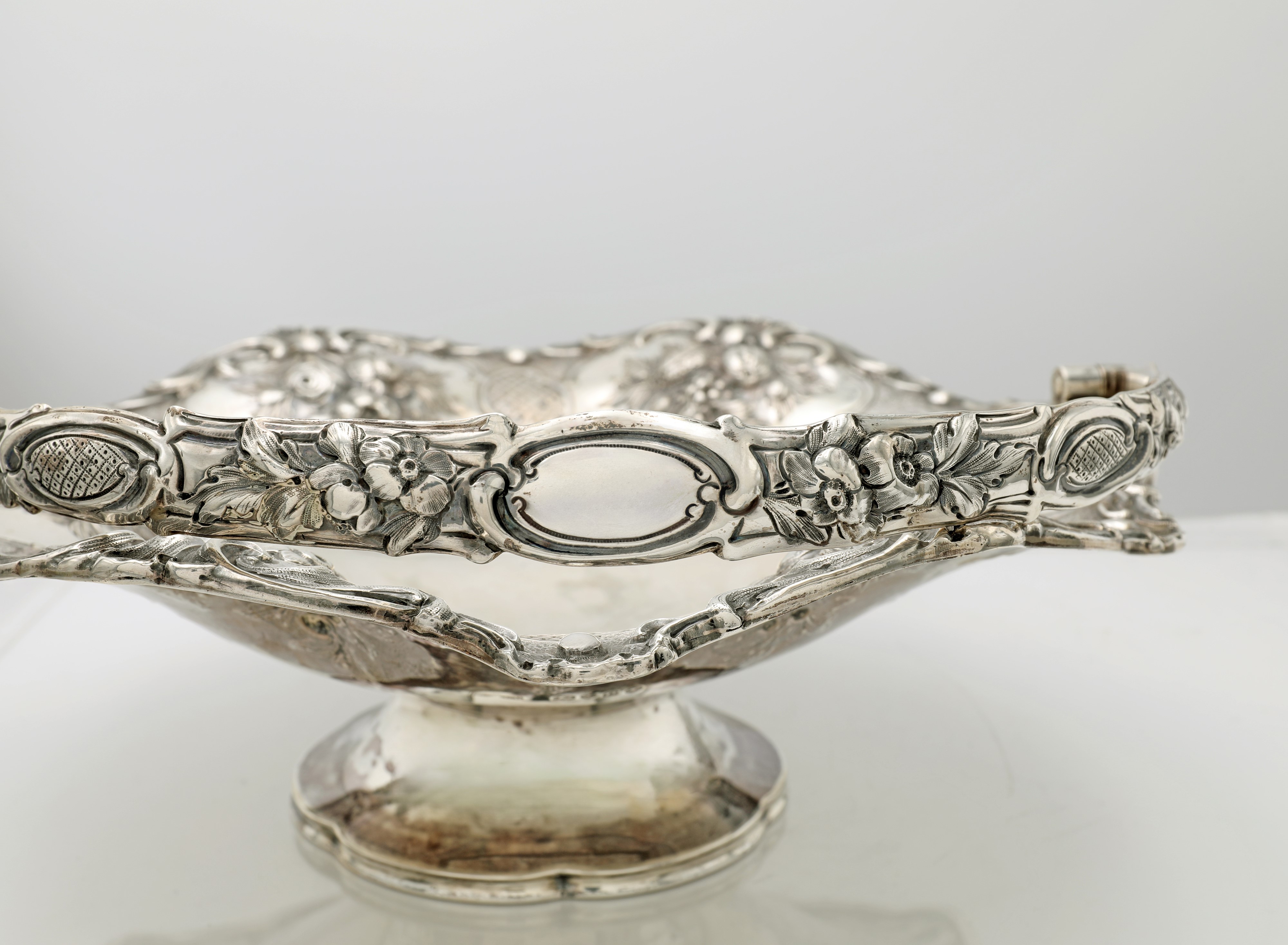 Cesto centrotavola in argento con manico, Londra, 1869