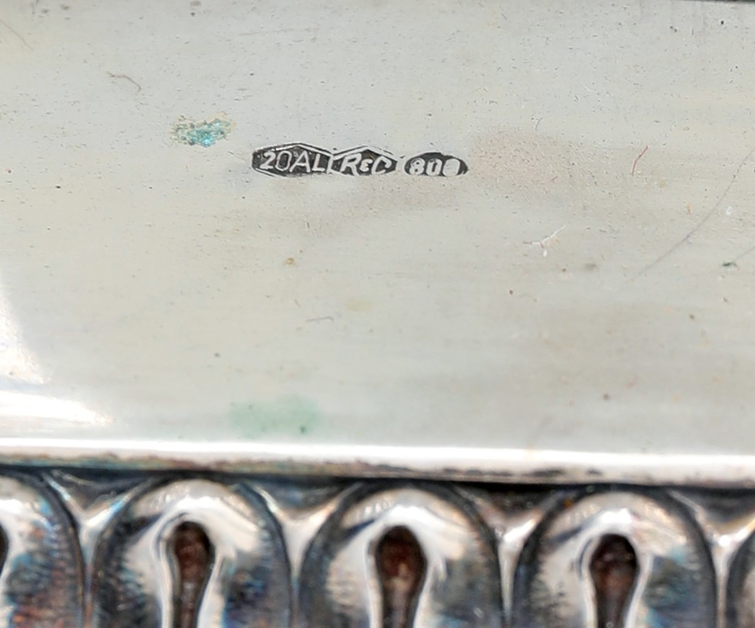 Acetoliera in argento con base ovale e lettera “B” incisa