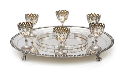 Set per uova alla coque, vassoio ovale in metallo argentato con portauovo traforati e anello per ...
