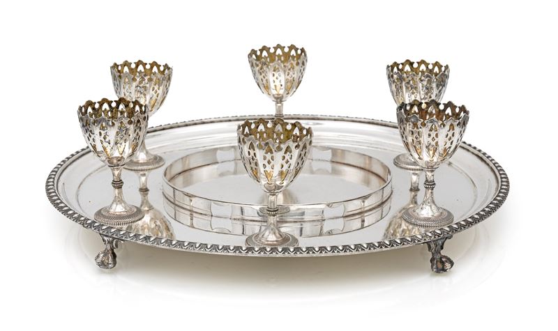 Set per uova alla coque, vassoio ovale in metallo argentato con portauovo traforati e anello per ...