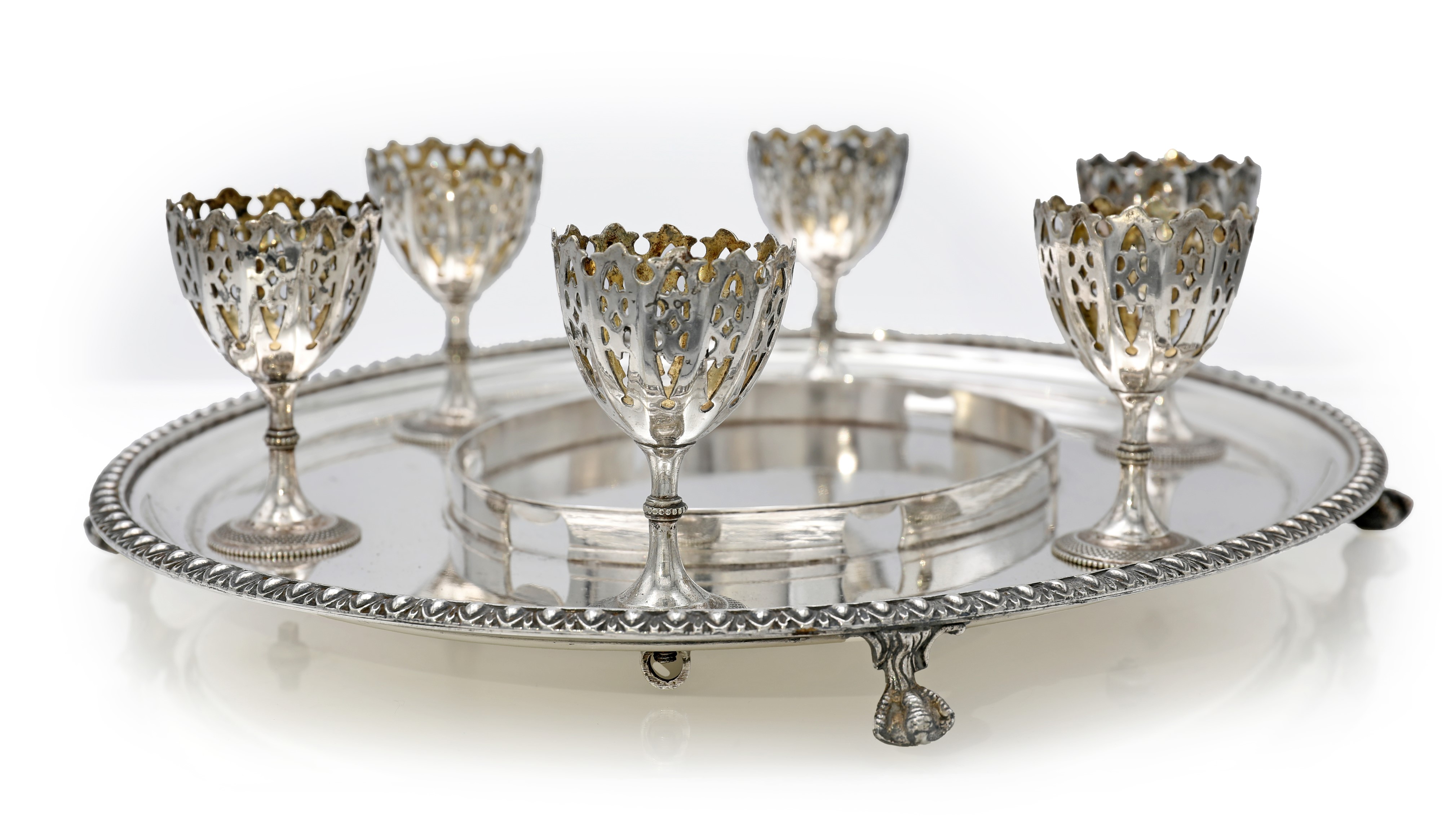 Set per uova alla coque, vassoio ovale in metallo argentato con portauovo traforati e anello per ...