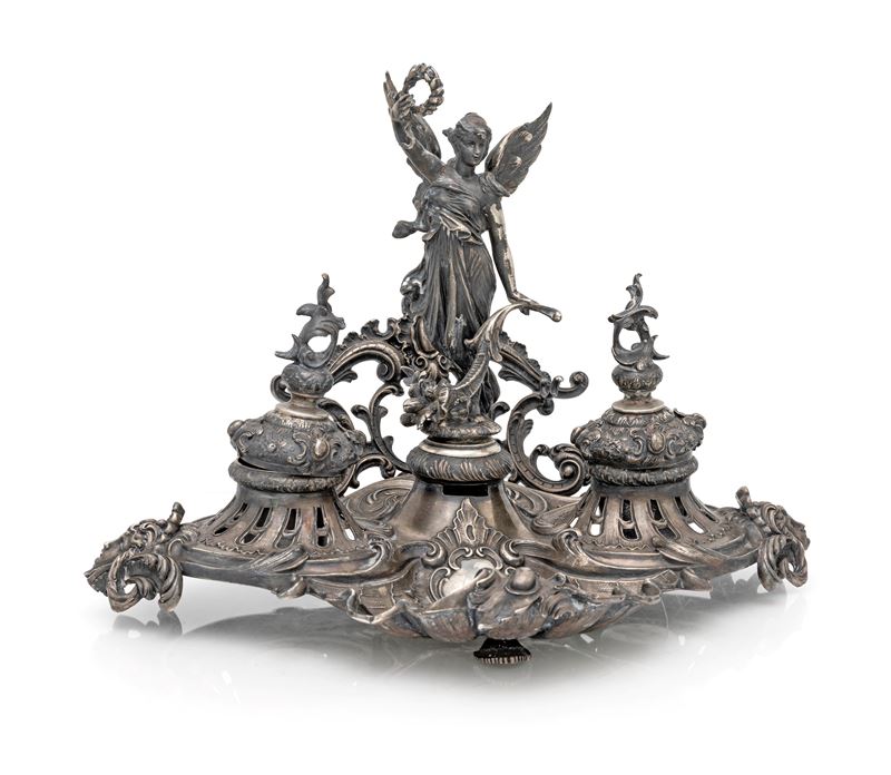 Calamaio in argento con figura di Vittoria alata, stile neorococò, fine del XIX secolo