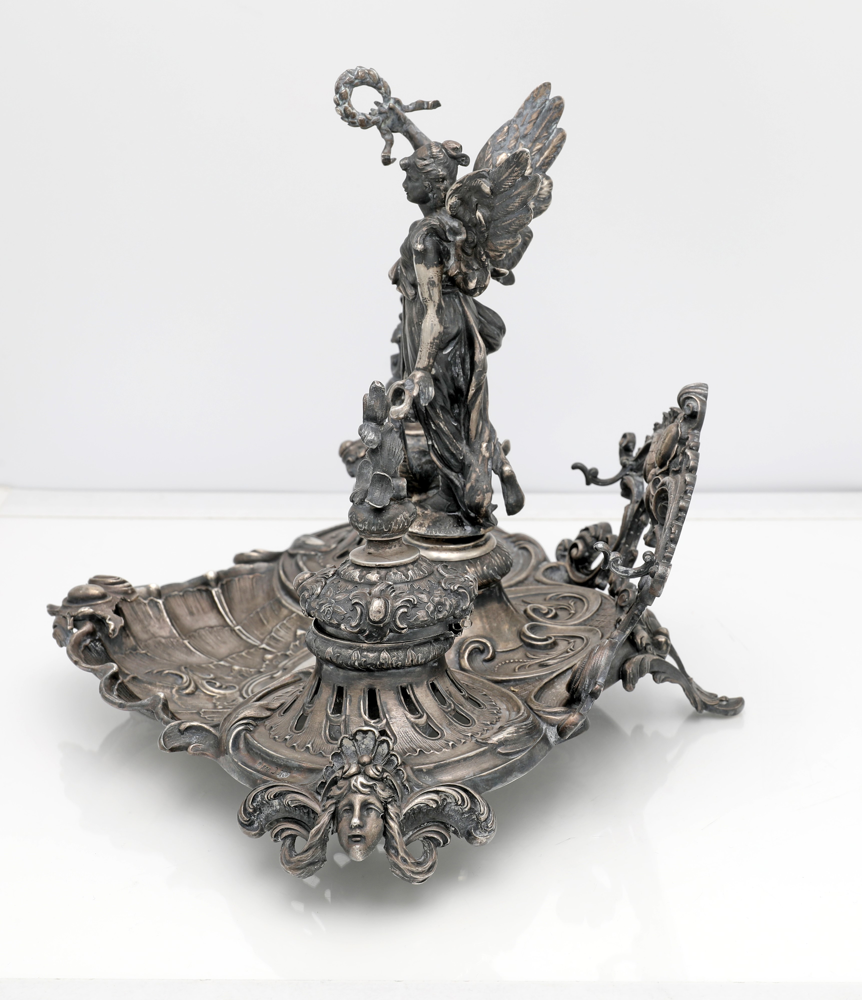 Calamaio in argento con figura di Vittoria alata, stile neorococò, fine del XIX secolo