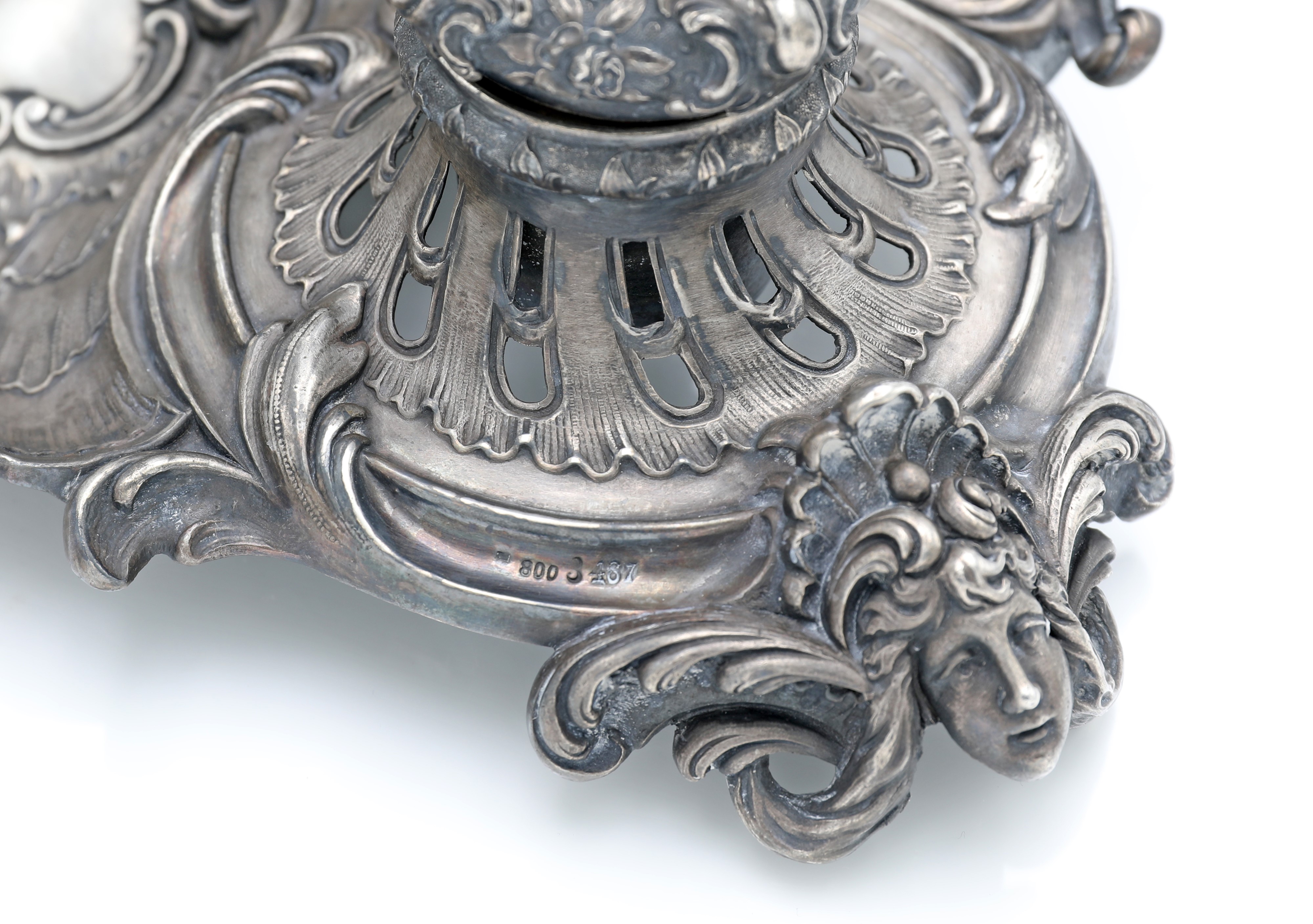 Calamaio in argento con figura di Vittoria alata, stile neorococò, fine del XIX secolo