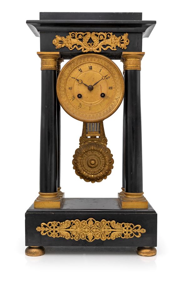 Orologio a portico in marmo nero e bronzo dorato, prima metà del XIX secolo