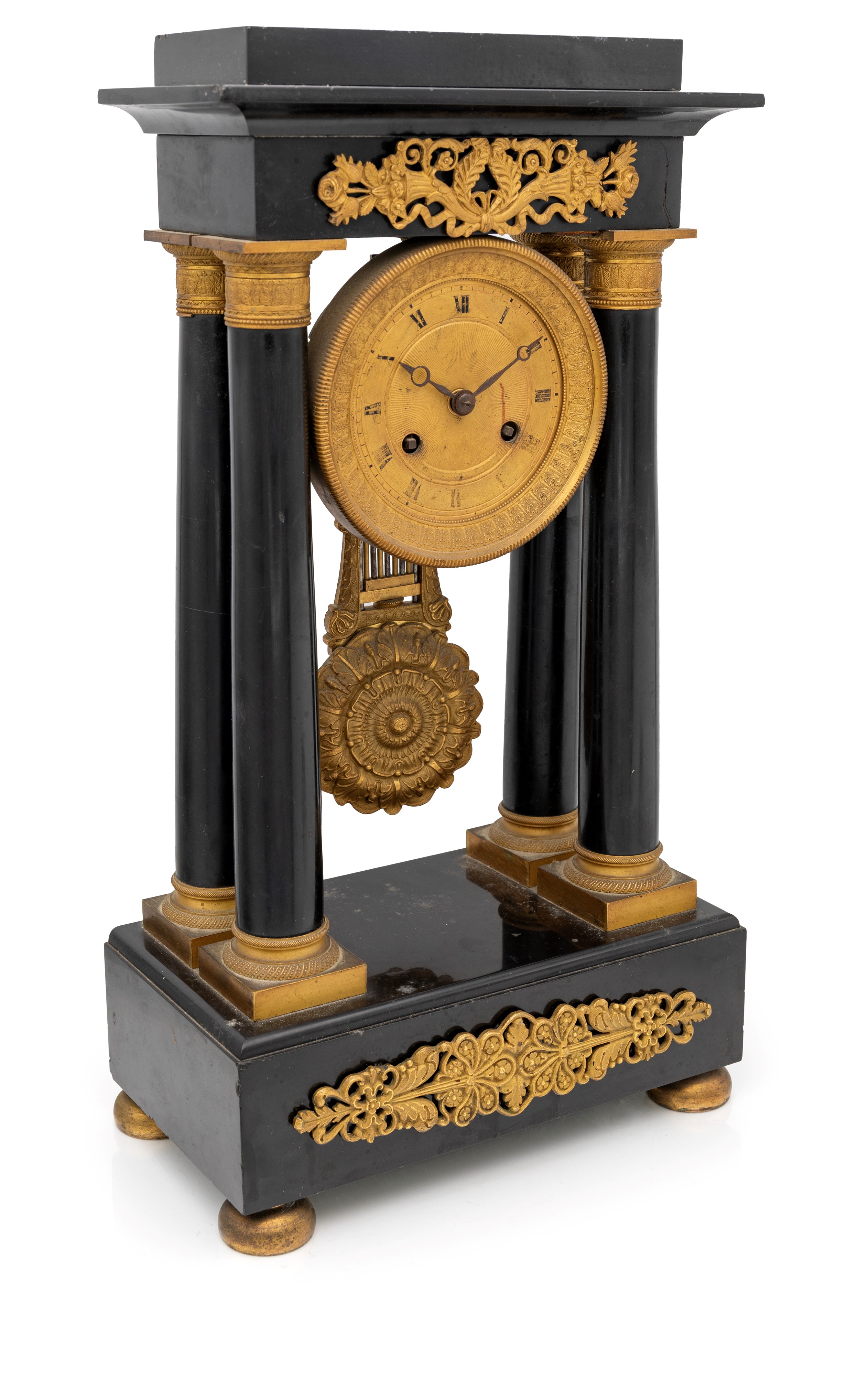 Orologio a portico in marmo nero e bronzo dorato, prima metà del XIX secolo