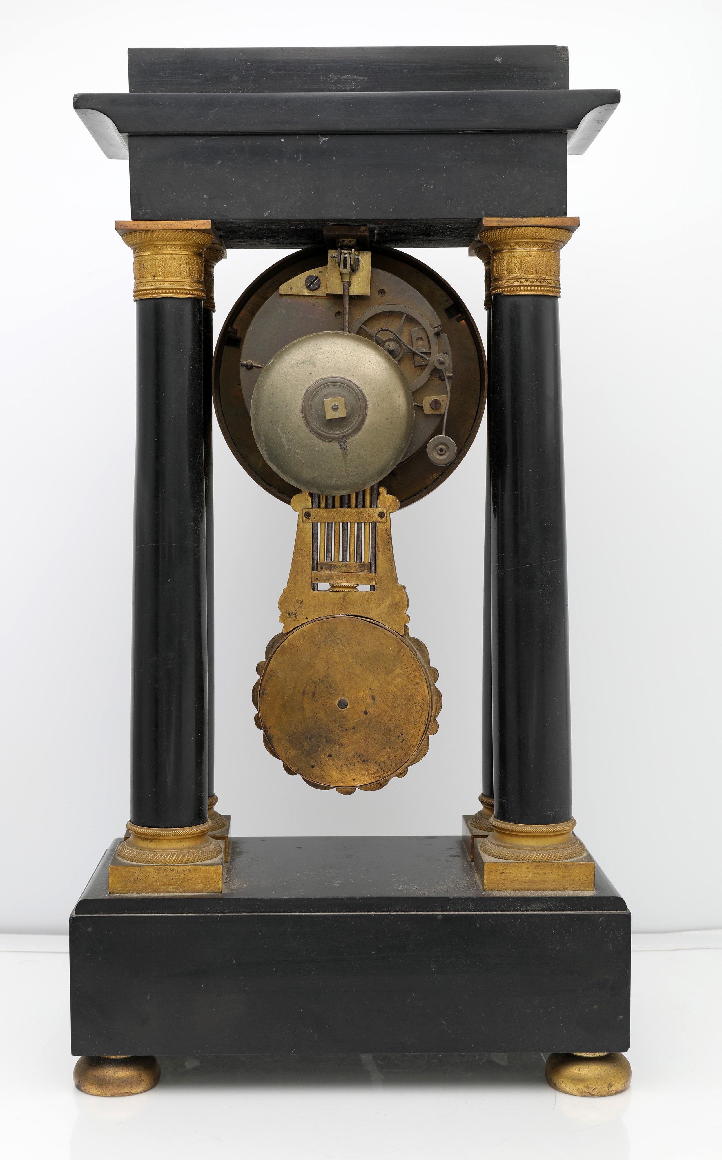 Orologio a portico, marmo nero e bronzo dorato, prima metà del XIX secolo