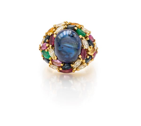 Chantecler, Anello a cupola in oro, diamanti, zaffiri, rubini e smeraldi
