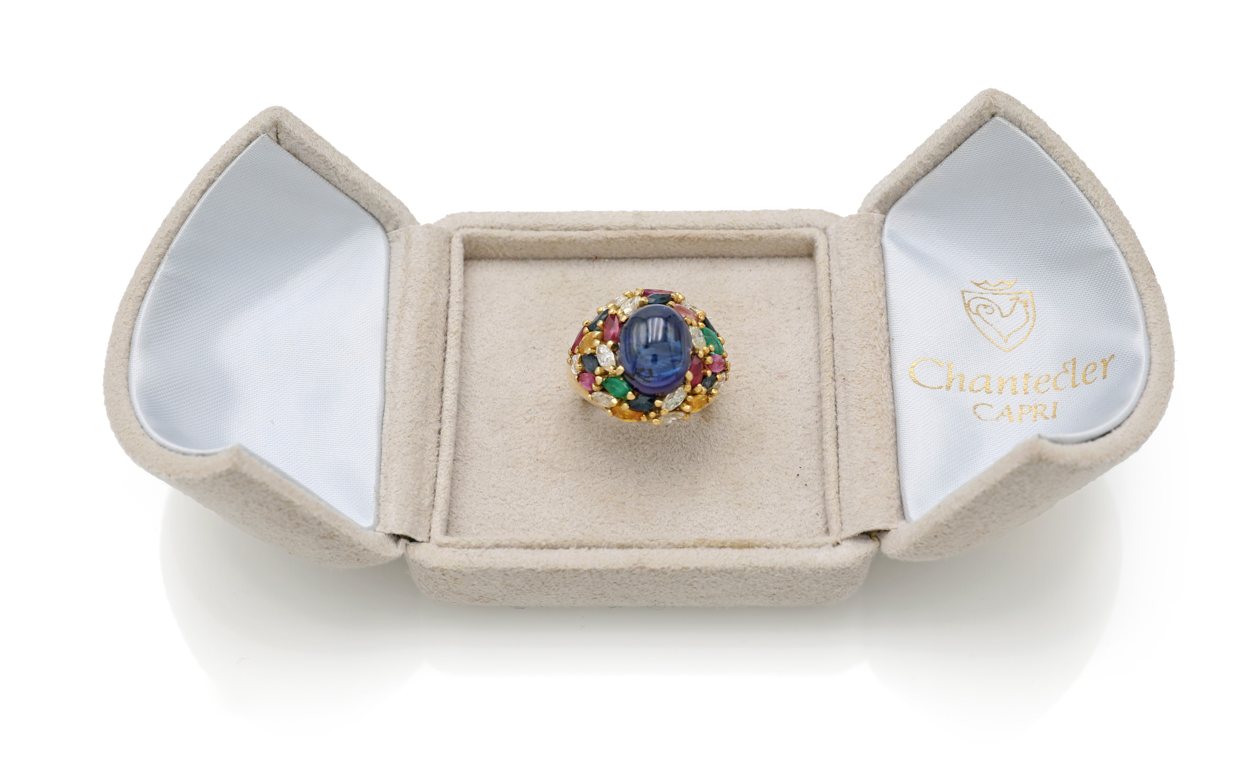 Chantecler, Anello a cupola in oro 750/1000 con zaffiro cabochon, diamanti, rubini, smeraldi e pi...