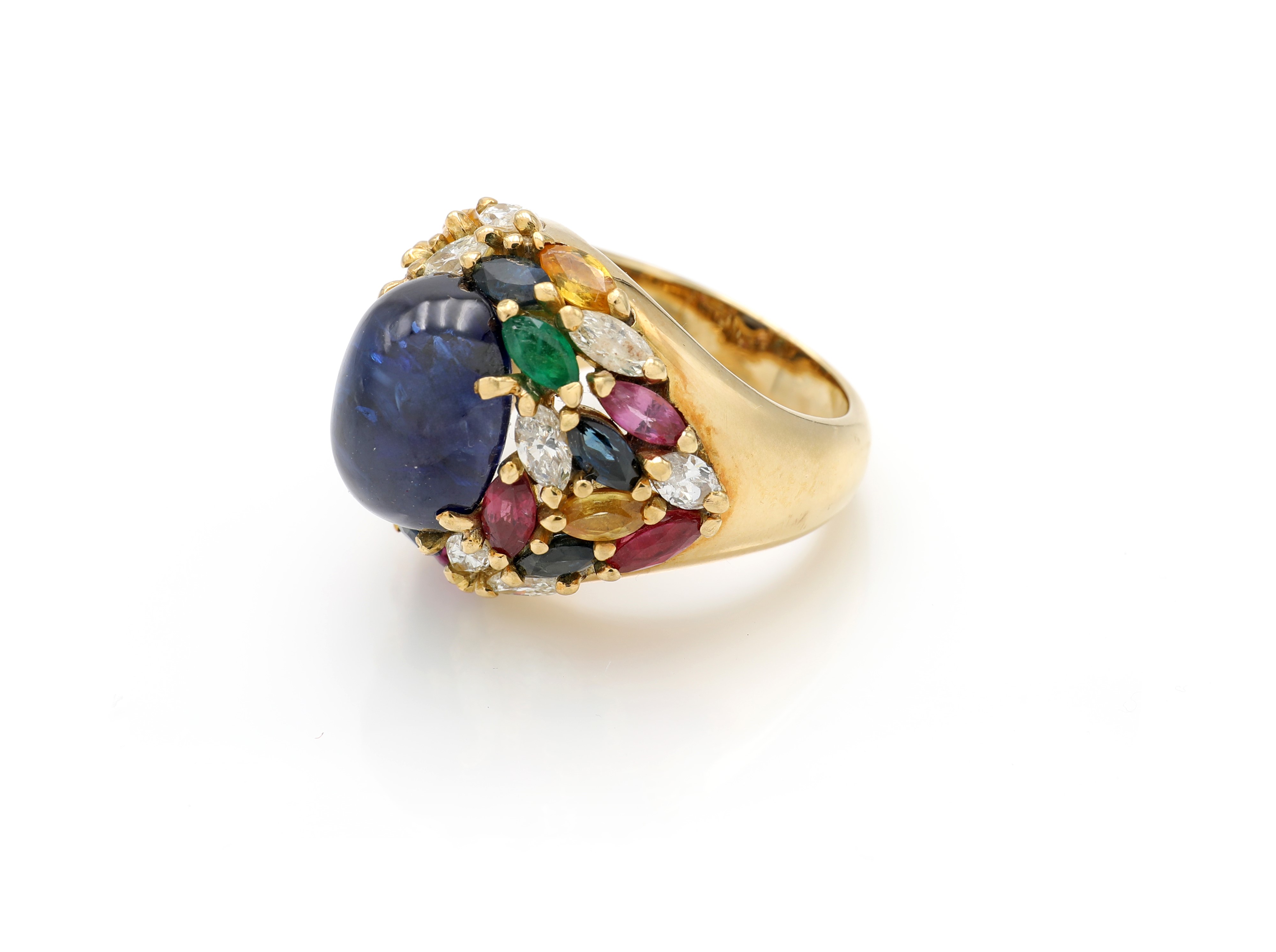 Chantecler, Anello a cupola in oro 750/1000 con zaffiro cabochon, diamanti, rubini, smeraldi e pi...