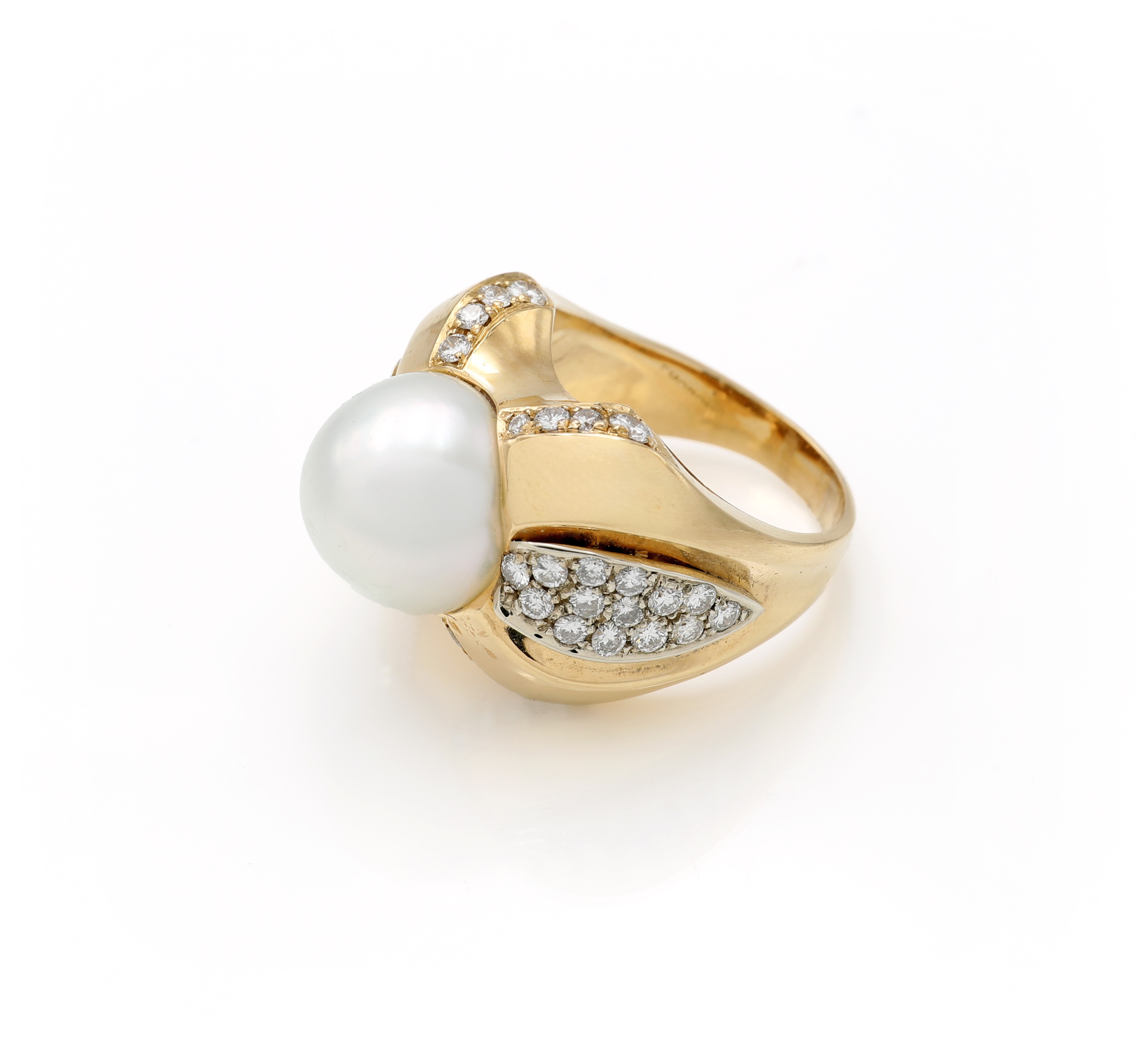 Anello in oro 750/1000 con perla “dei mari del sud” e diamanti, Moroni