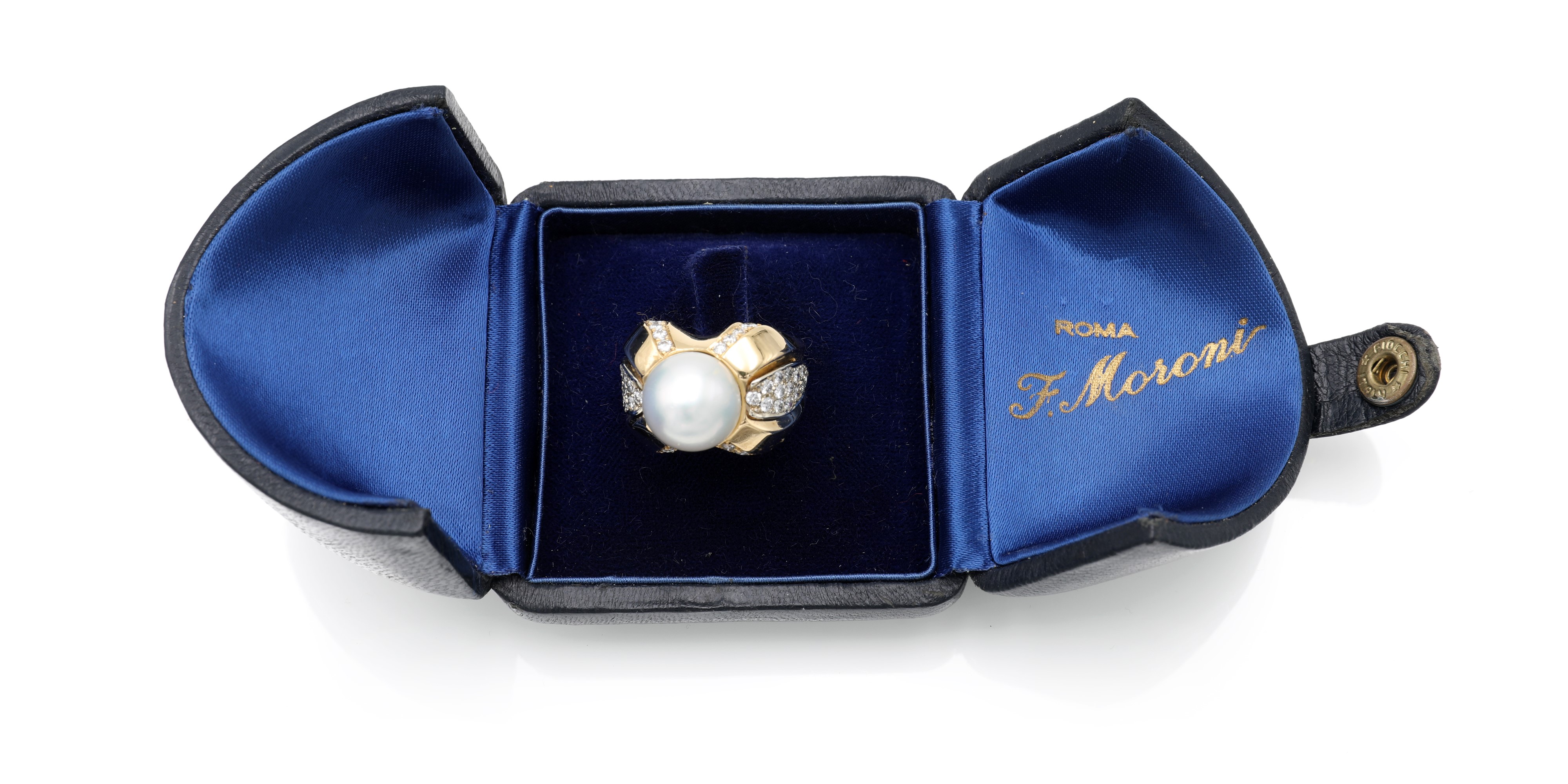 Anello in oro 750/1000 con perla “dei mari del sud” e diamanti, Moroni