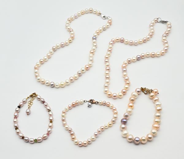 Lotto di 2 collane e 3 bracciali di perle con chiusura in argento  - Auction Time Auction -  Gems of a Thousand Colors - Casa d'Aste Arcadia