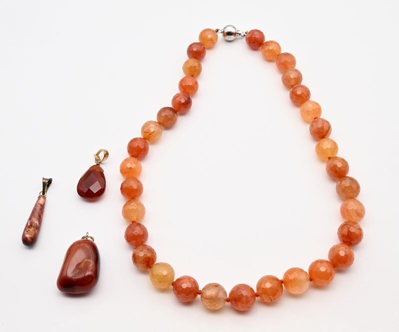 Argento 925/1000, Collana e tre pendenti in corniola e metallo