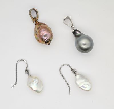 Lotto di due pendenti e coppia di orecchini, perle di acqua dolce coltivate e argento 925/1000